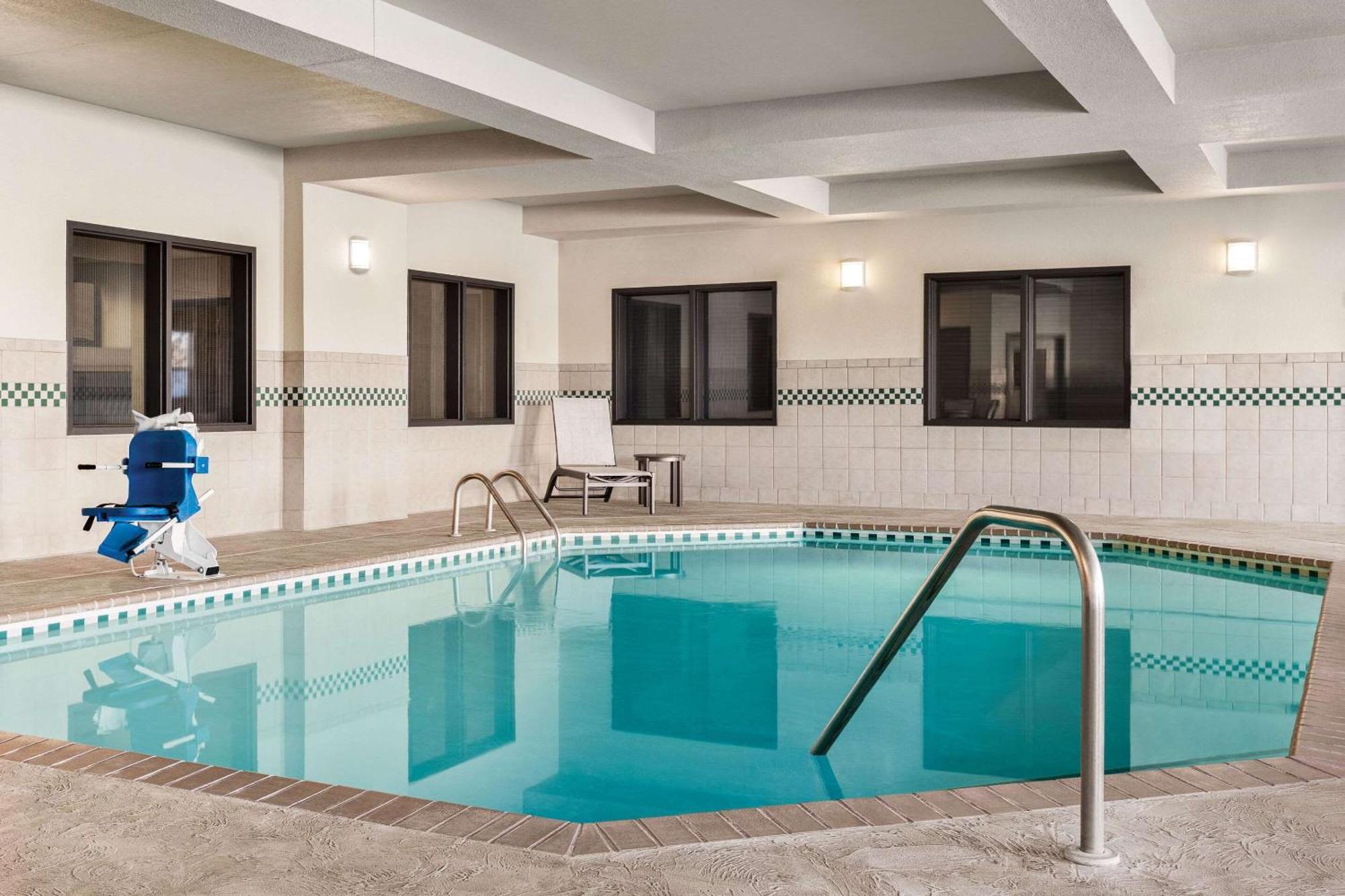 Hotel Country & By Radisson, St Cloud East, Mn